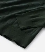 Suéter de punto color azul marino con textura cuadrillé, cuello redondo y terminaciones acanaladas en puños y ruedo.