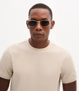 Remera color arena de corte regular, cuello redondo y manga corta. Tejido con textura vertical.