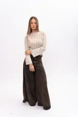 Buzo de punto al cuerpo con diseño de rayas verticales en relieve, cuello redondo y mangas largas con terminación acampanada.