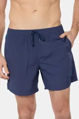 Short de baño negro liso, con cintura elástica y cordón regulable, dos bolsillos laterales y suspensor de malla fina.