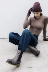 Bota tipo Chelsea de cuero vacuno color suela, con diseño brogue en la puntera y laterales. Presenta paneles elásticos laterales en color marrón oscuro, tirador trasero y suela de goma con plataforma.