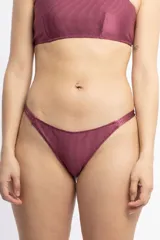 Bombacha de bikini tipo less, confeccionada en tela acanalada con acabado brillante. Presenta un diseño de tiro medio con laterales ajustables y forro interior.