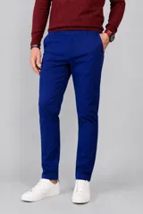 Pantalón tipo chino de corte recto y ajuste regular, con bolsillos laterales y traseros, cierre frontal con botón y cremallera.