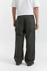 Pantalón carpenter verde oscuro de tela canvas, tiro medio y corte relajado.
