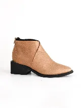 Bota corta de cuero vacuno color tostado, con diseño de solapa lateral, cierre trasero y taco cuadrado de 5 cm en color negro.