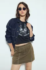 Remera cropped negra de manga corta con escote a la base y estampa frontal de inspiración vintage con un águila y la frase "Golden Eagles".