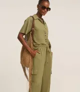 Pantalón pijama de malla orly color azul marino, con cintura elástica, lazo ajustable y bolsillos cargo laterales.