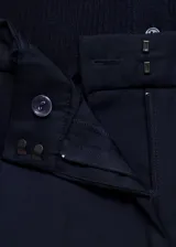 Mono largo de diseño combinado, con parte superior de tejido de punto acanalado con cuello en pico y cierre frontal de botones, y parte inferior de pantalón de corte recto. Cuenta con manga larga y bolsillos laterales.