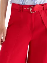 Pantalon wide leg blanco de lino, con tiro alto y bolsillos cargo laterales. Incluye cinturón con hebilla metálica.