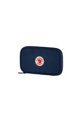 Billetera de viaje Fjallraven Kanken color azul marino, con cierre perimetral y logo reflectivo en el frente.