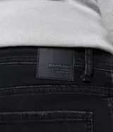 Pantalón de jean negro para hombre, de corte recto, con trabillas en la cintura, cierre de botón y cremallera, bolsillos delanteros y traseros, y detalles con efecto desteñido.