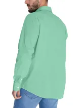 Camisa de manga larga RKF en color verde menta, confeccionada en algodón orgánico con tecnología Fresh Technology. Presenta cuello italiano, cierre frontal con botones y logo de la marca bordado en el pecho.