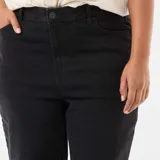 Jean de corte bootcut color negro, con cintura alta y ruedo deshilachado.