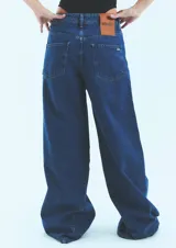 Pantalón de jean azul oscuro, de tiro medio bajo y corte oversize.