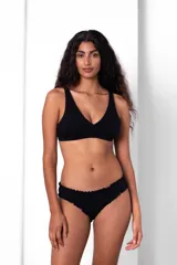 Bombacha tipo vedetina de algodón con terminaciones fruncidas en los laterales y cintura. Diseño cómodo y versátil con ajuste suave al cuerpo.