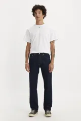 Jean Levi's 505 Regular Fit de hombre, color azul oscuro, de pierna recta, tiro alto y cierre de cremallera. Confeccionado en denim 100% algodón sin elasticidad y diseño de 5 bolsillos.