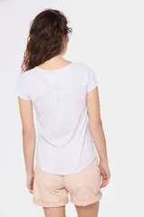 Remera color beige con cuello redondo, mangas cortas, bolsillo pequeño en el pecho y media botonadura frontal.