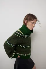 Jersey de punto con cuello subido y manga larga, diseño de jacquard con motivos geométricos en tonos verdes y crema.