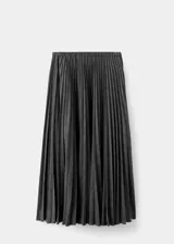 Falda midi plisada de color gris oscuro, con diseño acampanado y talle alto.