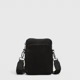 Bandolera compacta de diseño minimalista con acabado efecto cuero, cuenta con compartimento principal, bolsillo frontal y bolsillo trasero con cierre. Incluye correa ajustable y desmontable.