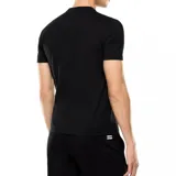 Remera negra de manga corta con cuello redondo. Presenta el logo de EA7 Emporio Armani en blanco en el pecho, con el texto 'EMPORIO ARMANI' debajo.