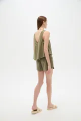 Short de algodón a rayas, de calce medio y diseño ancho, con bolsillos laterales.