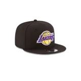 Gorra snapback negra con el logo de Los Angeles Lakers bordado en los paneles frontales y el logo de la NBA bordado en la parte trasera sobre un cierre trasero ajustable.