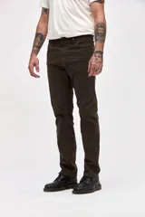 Pantalón de gabardina color marrón, con diseño de cinco bolsillos y corte recto de silueta clásica.