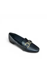 Mocasín negro de eco cuero con detalle de cadena dorada en el empeine y punta perfilada.