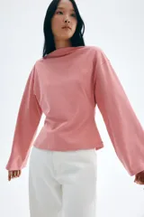 Remera rosa de algodón con escote barco y mangas largas acampanadas.