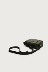 Bandolera porta teléfono de acabado engomado en color verde militar. Cuenta con un compartimento principal y un bolsillo frontal con cierre de cremallera, además de un bolsillo interior también con cierre. Incluye asa de hombro ajustable y extraíble, y detalle de mosquetón en el lateral.