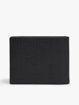 Billetera compacta Tommy Hilfiger de cuero vacuno negro con textura grabada en relieve. Cuenta con el logo distintivo de la marca aplicado en la esquina inferior derecha.