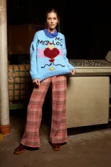 Sweater tejido a mano color celeste con cuello redondo, puños y ruedo acanalados. Presenta bordados de un corazón rojo con corona y las inscripciones "Mr" y "Mrs Lover".