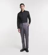 Camisa de corte regular confeccionada en microfibra, con cuello inglés, manga larga y cierre frontal abotonado. Presenta un diseño liso y minimalista, ideal para un estilo formal o de oficina.
