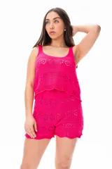 Musculosa fucsia de tejido de punto calado con breteles anchos.