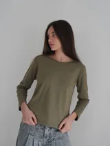 Remera manga larga color verde seco, de corte recto y cuello redondo.