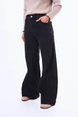 Jean de corte wide leg en color negro, con tiro alto y diseño de cinco bolsillos.