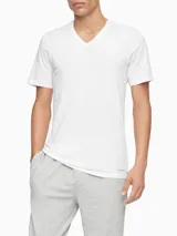 Pack de tres remeras blancas de algodón, manga corta y cuello en V.