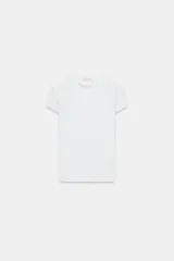 Camiseta entallada de manga corta con cuello redondo en color blanco, confeccionada en mezcla de algodón.