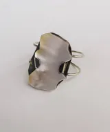 Brazalete rígido con doble aro de alpaca y pieza central irregular de nácar.