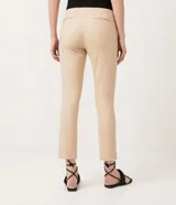 Pantalón de vestir rojo con corte cigarette, bolsillos delanteros y aberturas laterales en el ruedo.