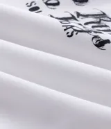 Buzo con capucha de corte relajado, confeccionado en tejido fleece. Presenta una estampa de gran tamaño en la espalda con una ilustración artística y lettering, además de un bolsillo tipo canguro frontal.