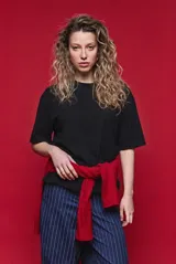 Remera boxy fit de algodón color negro, con silueta amplia y relajada, hombros caídos y mangas amplias.