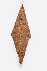 Pañuelo de tela fina con estampado animal print en tonos marrones.