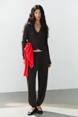 Pantalón bombacho de tiro medio en color gris melange, con cintura y puños elásticos.