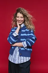 Cardigan tejido a rayas horizontales en tonos azul y celeste, con cuello redondo, hombros caídos y cierre frontal con botones.