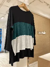 Remera manga larga combinada en negro, verde y blanco, confeccionada en morley viscosa.