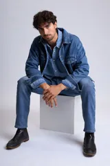 Campera de jean azul claro con bolsillos frontales con solapa y botones metálicos.