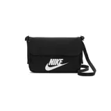 Bandolera Nike Sportswear modelo Futura 365, color negro con logo Swoosh estampado en blanco en la parte frontal. Cuenta con cierre de solapa magnética, correa ajustable para el hombro y bolsillo trasero con cierre.