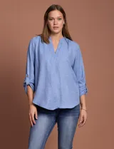 Blusa color beige de poliéster con escote en V y mangas 3/4 regulables con presilla y botón.